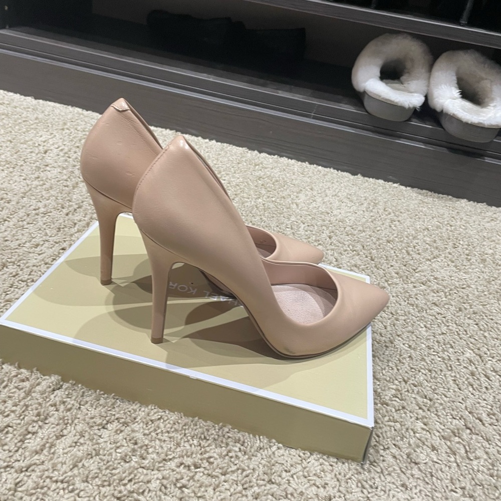 Charles by Charles David Beige Heels